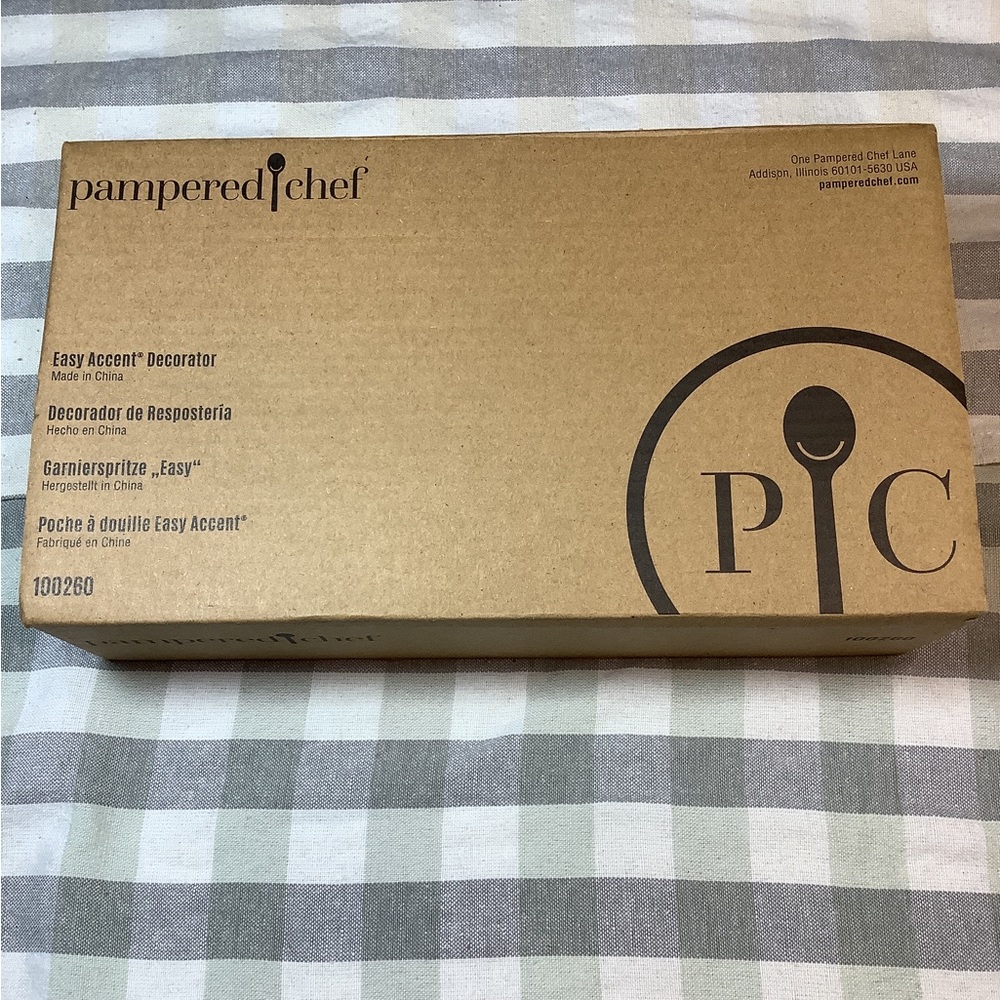 The Pampered Chefs Easy Accent Decorator
